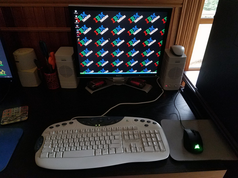 Illustration for article titled Show us your BATTLESTATIONS!